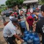Korban Banjir Citerep Pandeglang Antre Air Bersih Bantuan dari Swasta