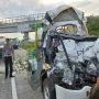 Sikat Pantat Truk di Tol Ngawi, Mobil Pikap Ini Sampai Tak Berbentuk, Sopirnya Tewas Tergencet