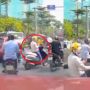 Duh Bikin Macet! Emak-emak Santai Telponan Naik Motor Berhenti di Tengah Jalan, Publik: Pewaris Tunggal Jalan Raya