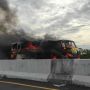 Begini Penampakan Bus Terbakar yang Macetkan Tol Pandaan-Purwosari Pasuruan Arah Malang Pagi Ini