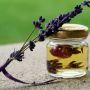 5 Rekomendasi Aroma Minyak Esensial untuk Meredakan Stres