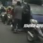 Viral Aksi Preman Injak Kepala Sopir Mobil Pick Up di Cikarang, Warganet: Zaman Sekarang Orang Pada Barbar