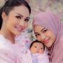 5 Gaya Krisdayanti di Akikah Baby Ameena, Tampil Sempurna Pakai Gaun Hitam