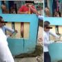 Kaki Bocah Terjepit Pagar Rumah, Ekspresinya Malah Santuy Sambil Minum Es