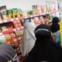 Viral Emak-emak Antre di Minimarket Pagi-pagi Demi Minyak Goreng, Warganet: Pada Minum Minyak Kali Ya?