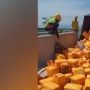 Truk Pengangkut Ratusan Jeriken Minyak Goreng Terbalik di Tol Medan-Stabat
