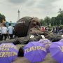 Jadi Simbol Oligarki dan Partiarki yang Menindas, Aktivis Perempuan Boyong 'Gurita Bertanduk' ke Patung Kuda Monas