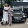Hotman Paris Jalan-jalan Pakai Lamborghini dengan Aspri 15, Warganet: Sambil Bagi-bagi Minyak Goreng, Bang