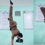 Aksi Guru Cosplay Jadi Ogoh-ogoh, Satu Kaki di Kursi dan Lantai