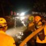 Akses Jalan Penghubung Jalan Antar Desa di Tuban Tertutup Longsoran Tanah. Aktivitas Warga Terganggu