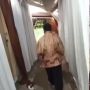 Rumah Penerima Tertutup Tenda Hajatan di Gang, Kurir Ini Santai Tanya Alamat ke Pengantin