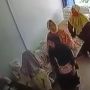 Viral Emak-emak Berkerudung Curi Beras Terekam CCTV, Netizen Beri Sindiran Menohok: Bisa Ketelen Bu Makan Beras Curian?