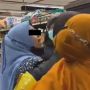 Berburu Minyak Goreng, Emak-emak Malah Jadi Rebutan sampai Adu Mulut, Warganet: Berasa Civil War