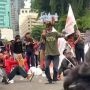 Mood Abis! Bapak-bapak Penjual Minuman Joget Pas Demo, 'Intel Pencair Suasana'
