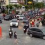 Viral Wisatawan Nekat Foto di Tengah Jalan Kawasan Tugu Jogja Saat Banyak Pengendara Lewat, Aksinya Tuai Kecaman