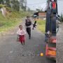 Momen Pelajar di Papua Pergi Sekolah Diantar Mobil Polisi 'Semangat Adik'
