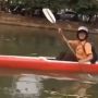 Bye bye Macet! Siswa Ini Ngebut Pakai Helm Terabas Sungai, 'Dayung ke Bikini Botttom'