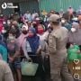 Ratusan Warga Antre Minyak Murah di Pasar Flamboyan Pontianak, Netizen: Lucunya Negeriku