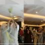 Kocak! Ikut Rebutan Buket Bunga di Pernikahan, Cewek Ini Justru Panik dan Histeris Saat Tak Sengaja Tangkap