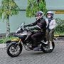 Biar Ayang Tetap Aman, Begini Cara Bonceng Menyamping yang Tepat saat Naik Motor