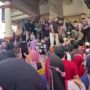 Demi Minyak Goreng, Antrean Lautan Manusia Membludak Hingga Buat Emak-emak Nyaris Pingsan