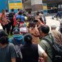 Potret Warga Solo Berebut Sembako dari Presiden Jokowi: Kami di Sini Pak!