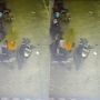 Waspada Tinggalkan Barang, Ibu-Ibu Terekam Maling Belanjaan dari Motor Orang Lain ke Kendaraannya
