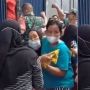 Pembeli Membludak, Seorang Nenek Hampir Pingsan Saat Antre Minyak Goreng, Warganet: Miris, Mau Sampai Kapan?