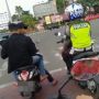 Pemotor Tak Pakai Helm Santai Ngobrol Bareng Polisi, Warganet Ketar-ketir: Gue Kok Ikutan Merinding
