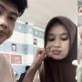 Dua Sejoli Pamer Kemesraan Makan Bareng di Kelas, Warganet: Wisata Masa Depan