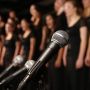 Kocak, Emak-Emak Paduan Suara Nyanyi Lagu Elvy Sukaesih, sambil Bawa Minyak Goreng