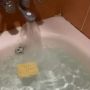 Viral Cowok Berendam Sambil Masak Mie di Bathtub, 'Pecinta Mie Auto Puasa'
