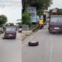 Mirip Adegan Film Komedi, Mobil Lawas Ngepot di Jalan, Satu Ban Belakang Lepas