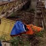Truk Muatan Kasur Tabrak Pembatas Jembatan lalu Terperosok ke Sungai di Pasuruan