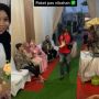 Didatangi Kurir di Pelaminan, Viral Pengantin Terima Paket di Hari Pernikahan