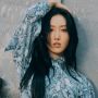 Kenakan Outfit Serba Pink, Hwasa Mamamoo dan Anne Hathaway Curi Perhatian di Acara Valentino