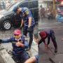Respek! Petugas Damkar Hujan-hujanan Bantu Ambilkan HP Warga yang Tercebur ke Got, Aksinya Banjir Pujian