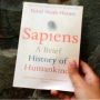 Mengulas Buku Sapiens Karya Harari: Catatan Perjalanan Peradaban Manusia
