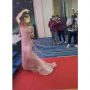 Penyanyi Ini Pakai Gaun dan Heels Lakukan Atraksi di Panggung, Netizen: Takut Meleset