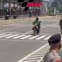 Viral Driver Ojol Nyelonong di Rute Parade MotoGP, Aksinya Dadah-dadah Curi Perhatian Publik