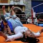 Aksi Gulat Para Wanita Cholita saat Festival Electro Preste di Bolivia