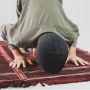 Bacaan Sholat 5 Waktu dari Niat Sampai Salam Lengkap Arab dan Latin