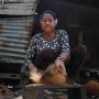 Minyak Goreng Langka, Warga Sungai Kupah Yusnia Bikin Minyak Sendiri dari Buah Kelapa, Bisa Bagi-bagi ke Tetangga