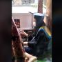 Viral Mahasiswi Wisuda Online di Samping Peti Mati Sang Ayah, Warganet Ikut Nyesek!