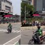 Serasa Ikut Parade Pembalap MotoGP, Ojol Nyelonong Naik Honda Supra X di Jalur Konvoi, Publik: Juara Dunia Lewat, nih
