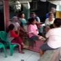 Gibah di Depan Rumah, Emak-emak Auto Ngacir Bubar Pas Bapak-bapak Banting Benda Ini