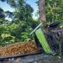 Mobil Truk Muatan Minyak Goreng Terguling di Jalinbar Pesisir Barat