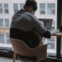 5 Manfaat Mendengarkan Musik saat Bekerja dan Beraktivitas, Bisa Memengaruhi Mood!
