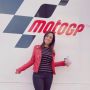 Presenter MotoGP Asal Spanyol Tampil Cantik Pakai Caping, Netizen Terpana