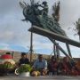 Warga Tergusur Karena Adanya Sirkuit Mandalika Gelar Ritual Roah Tanah di Bawah Patung Jokowi
